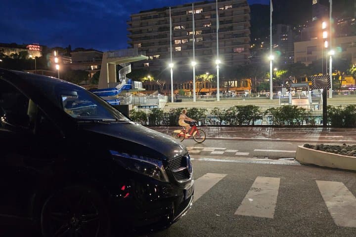 Paris Orly Airport Private Transfer Premium Van and Sedan 24sur7