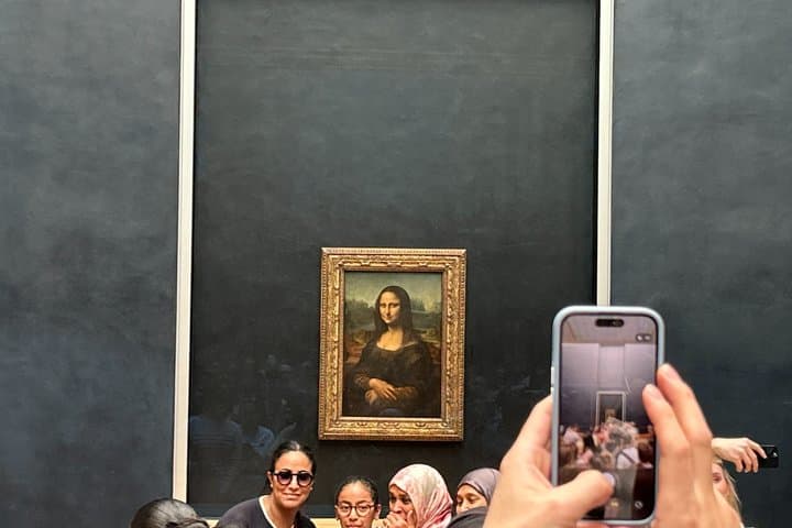 Paris: Skip the Line Louvre Museum Semi Private Tour