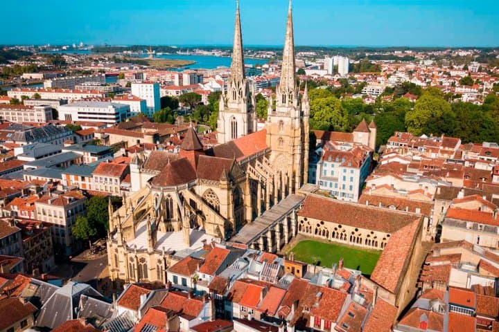 TOP Bayonne : Private Guided Tour with your mobile