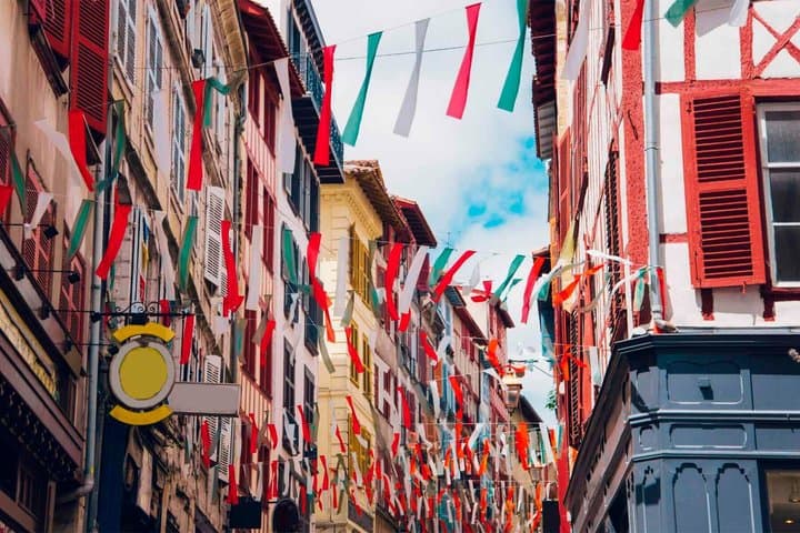 TOP Bayonne : Private Guided Tour with your mobile