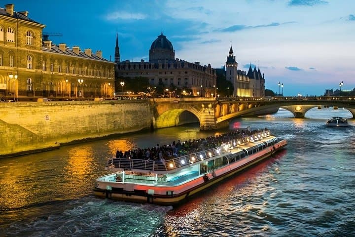 Paris Seine River Sightseeing Cruise with Audio Guide
