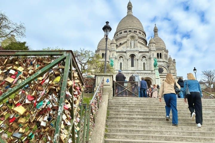 Paris Montmartre Art Walk with a Bakery Tasting Private Tour