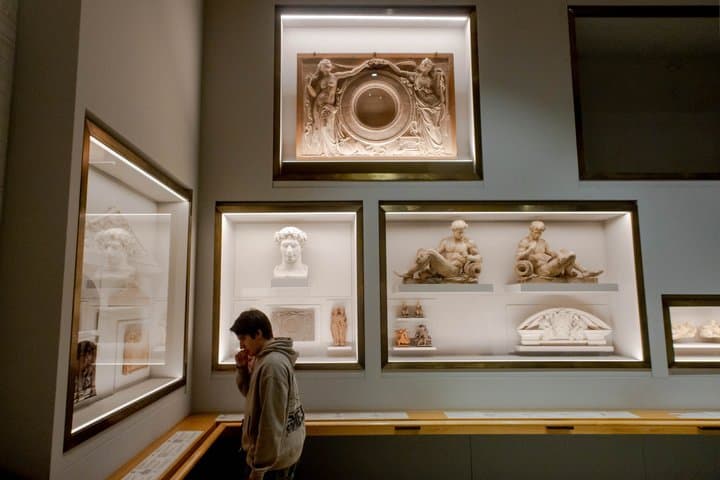 Louvre Museum Private Guided Tour with 6 Guests Max