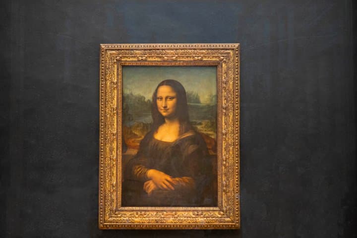 Louvre Museum Private Guided Tour with 6 Guests Max