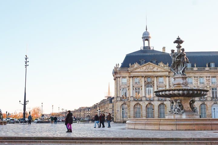 Bordeaux historical gourmet guided tour in small group
