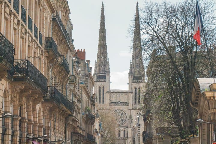 Bordeaux historical gourmet guided tour in small group
