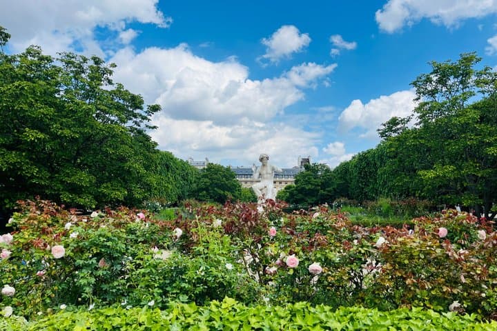 Private Paris Chic Walking Tour with Local Guide