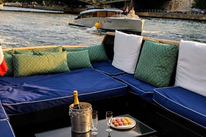 Romantic guided cruise with champagne