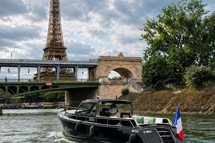 Romantic guided cruise with champagne