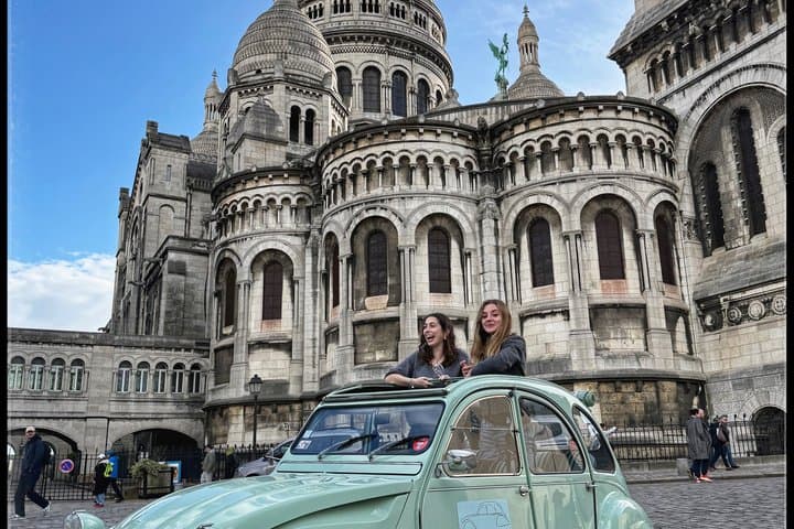 Paris: Guided tour in Citroën 2CV by night and day