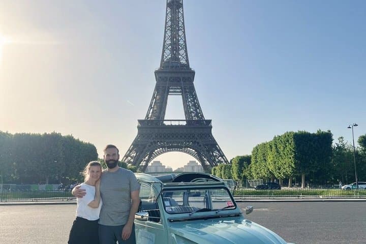 Paris: Private tour in a Citroën 2CV with Champagne & Macarons
