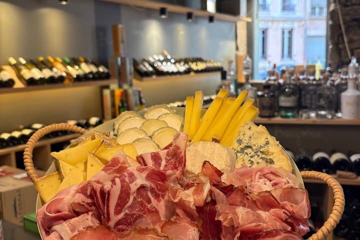 Lyon: Local Specialties Food Tour & Wine Tasting