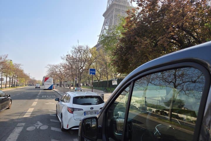 Private Paris Taxi Tour with an Interpreter Guide