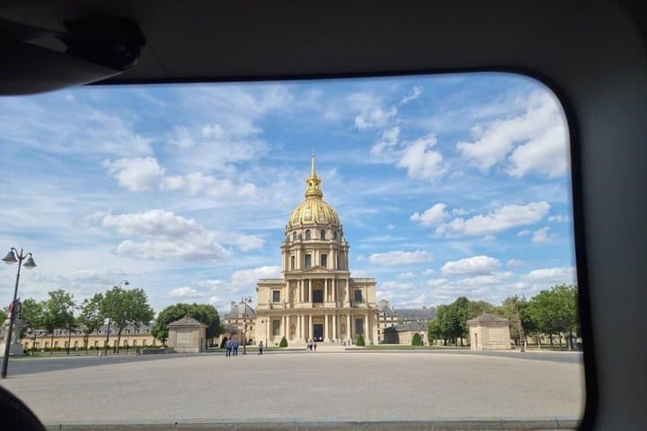 Private Paris Taxi Tour with an Interpreter Guide