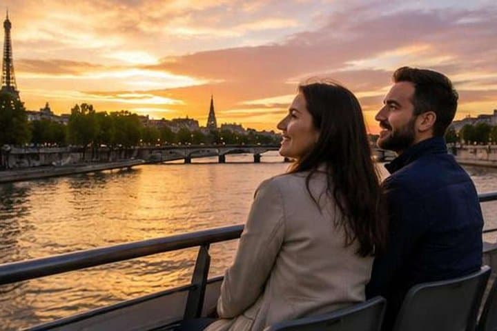 Paris Seine River Sightseeing Cruise with Live Guide