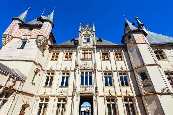 Hello Saumur: Private 2-Hour Intro City Walk with Local Guide