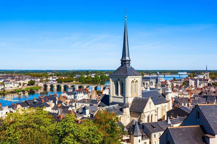Hello Saumur: Private 2-Hour Intro City Walk with Local Guide