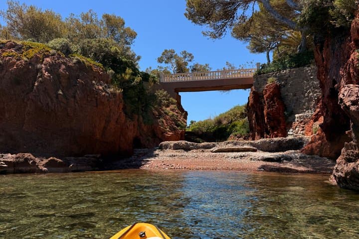 Saint-Raphaël: Guided Kayak Tour of the Esterel Calanques