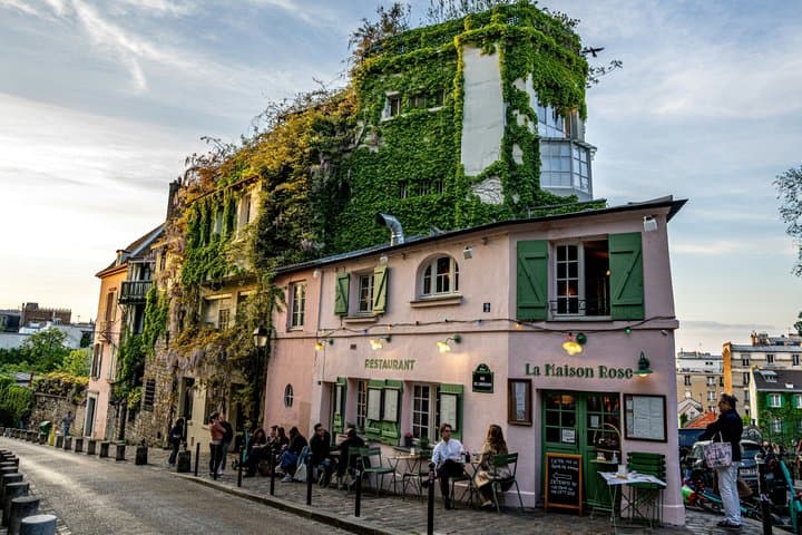 Montmartre Self Guided Tour of Scandal and Art