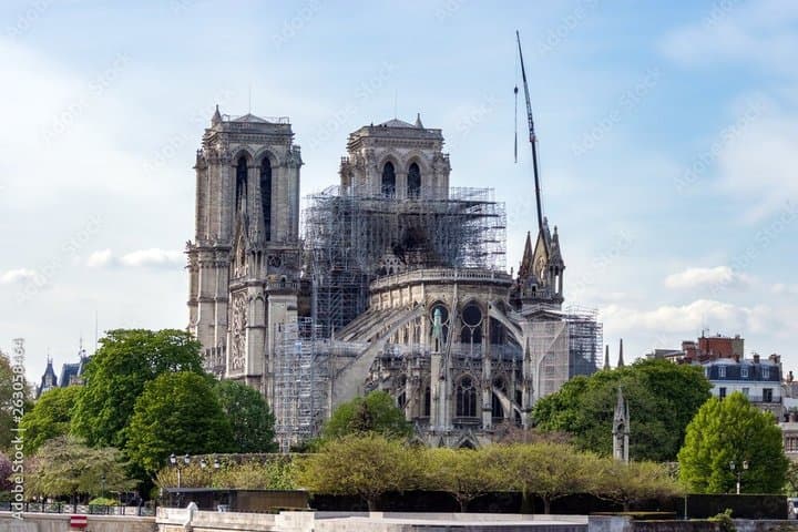 Historic Paris Notre Dame and Île de la Cité Walking Tour