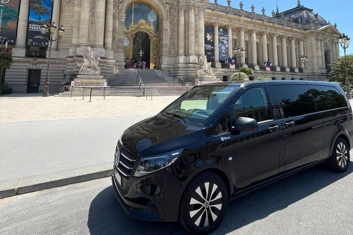 Bayeux to Paris: Private Transfer with Optional Giverny Stop