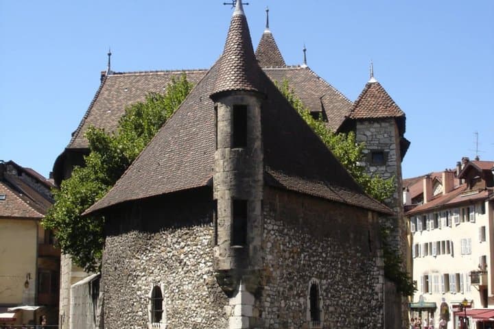 Annecy Self Guided Walking Tour Landmarks with Audio and Quiz