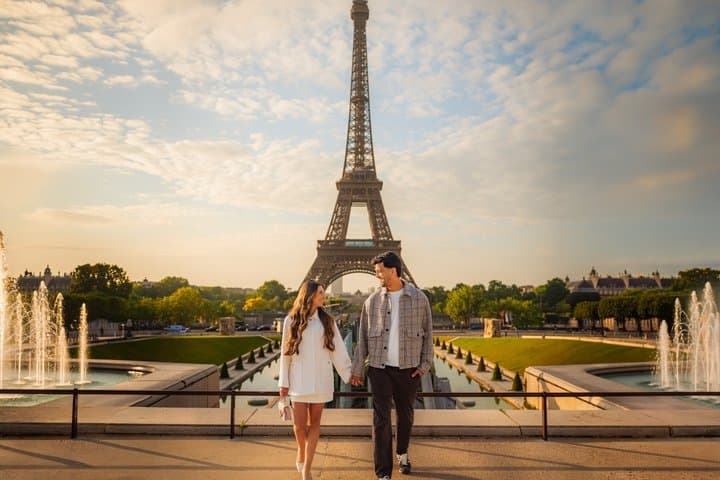 Paris Eiffel Tower Small-Group Photoshoot