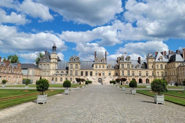 Château de Fontainebleau and Gardens Guided Day Trip from Paris