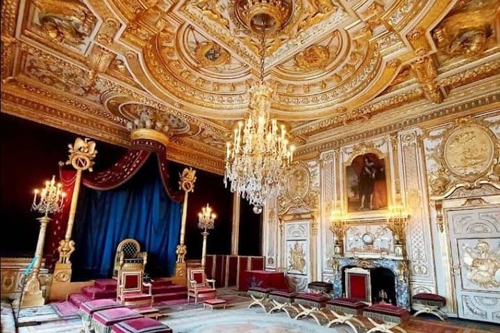 Château de Fontainebleau and Gardens Guided Day Trip from Paris