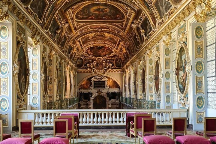 Château de Fontainebleau and Gardens Guided Day Trip from Paris