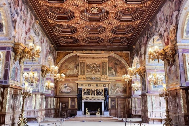 Château de Fontainebleau and Gardens Guided Day Trip from Paris