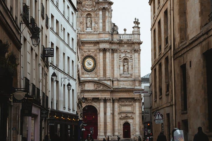 Paris Montmartre Self-Guided Walking Tour and Scavenger Hunt