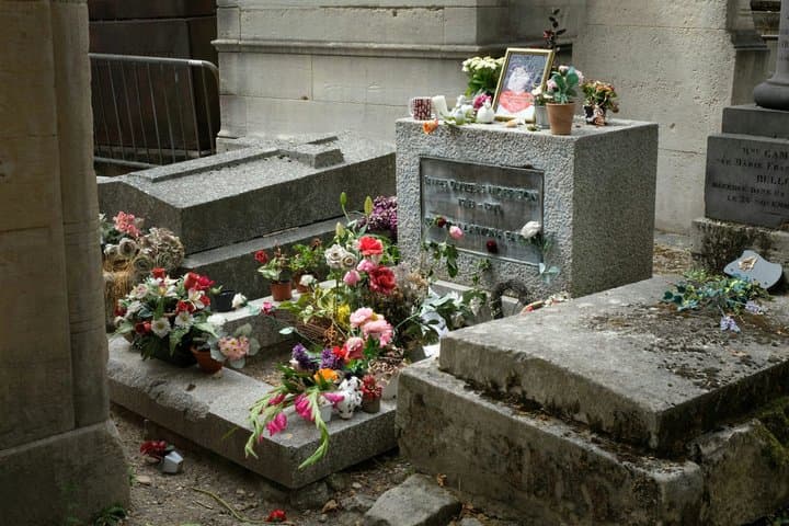 Pere Lachaise Cemetery Tour with Wine Tasting