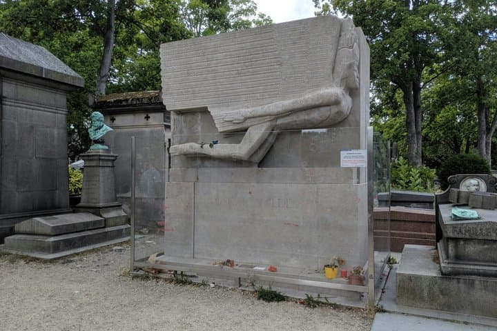 Pere Lachaise Cemetery Tour with Wine Tasting