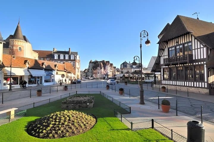 From Le Havre port: Round Trip Transfer to Étretat