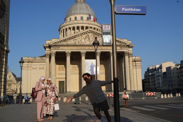 Paris Signature Day Private Tour Photoshoot and Local Experience