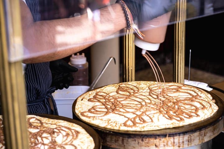 Private tour with Crepes Chocolates and Macarons in Montmartre