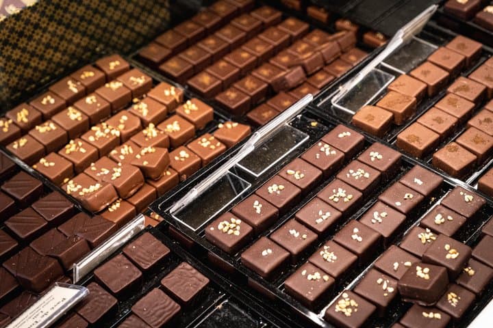 Private tour with Crepes Chocolates and Macarons in Montmartre