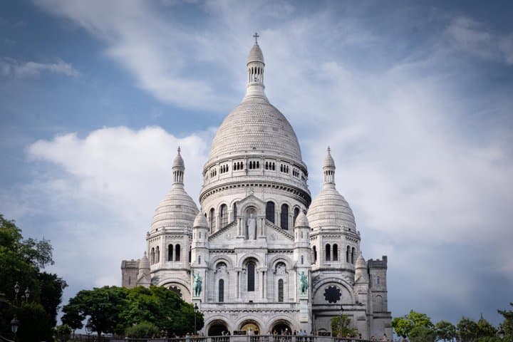 Private tour with Crepes Chocolates and Macarons in Montmartre