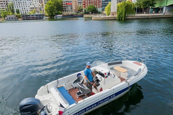 Your Private boat Captain Guide Explore Historical Paris