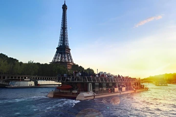 Paris Seine River Sightseeing Cruise with Commentary by Bateaux