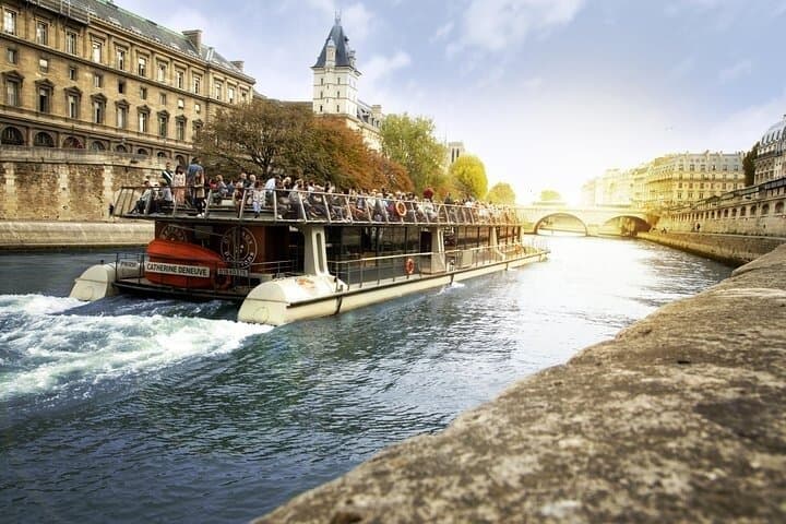 Paris Seine River Sightseeing Cruise with Commentary by Bateaux