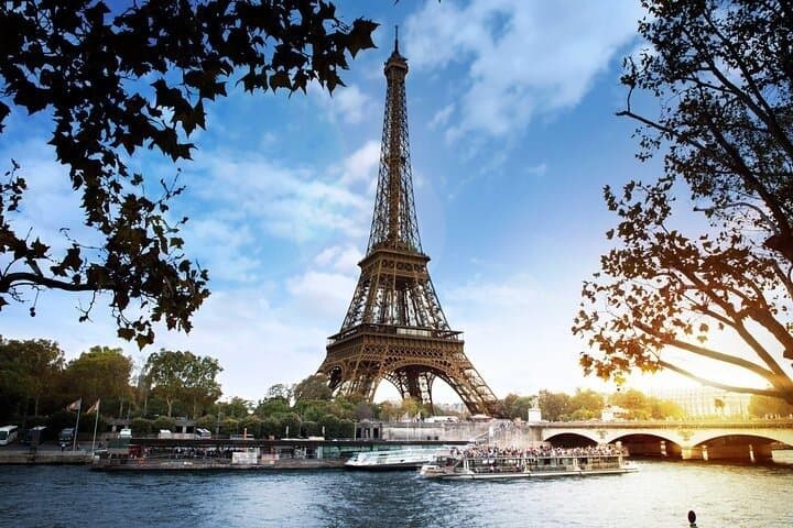 Paris Seine River Sightseeing Cruise with Commentary by Bateaux