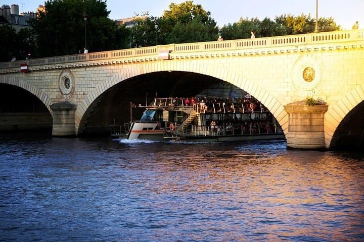 Paris Seine River Sightseeing Cruise with Commentary by Bateaux