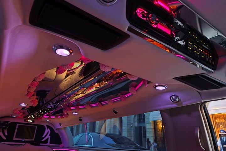Private tour 1h30 pink limousine Paris by night with champagne