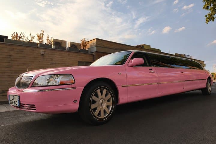 Private tour 1h30 pink limousine Paris by night with champagne