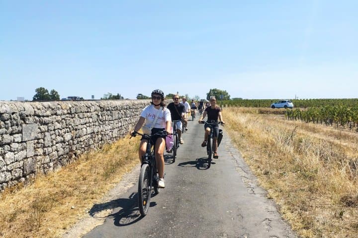 From Bordeaux: Médoc Gravel Bike Tour & French Picnic