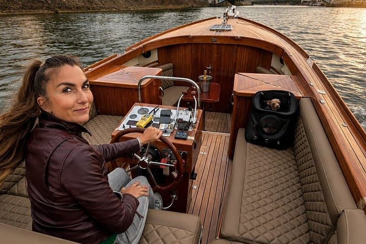Romantic guided cruise with champagne