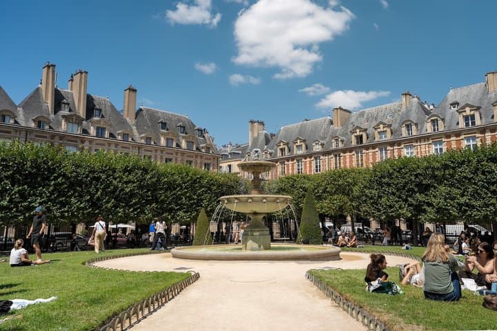 Paris Le Marais Walking Tour: An Incredible History - Small Group
