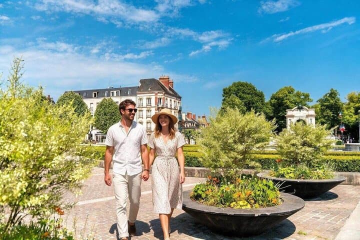 Hello Chartres: Private 2-Hour Intro City Walk with Local Guide